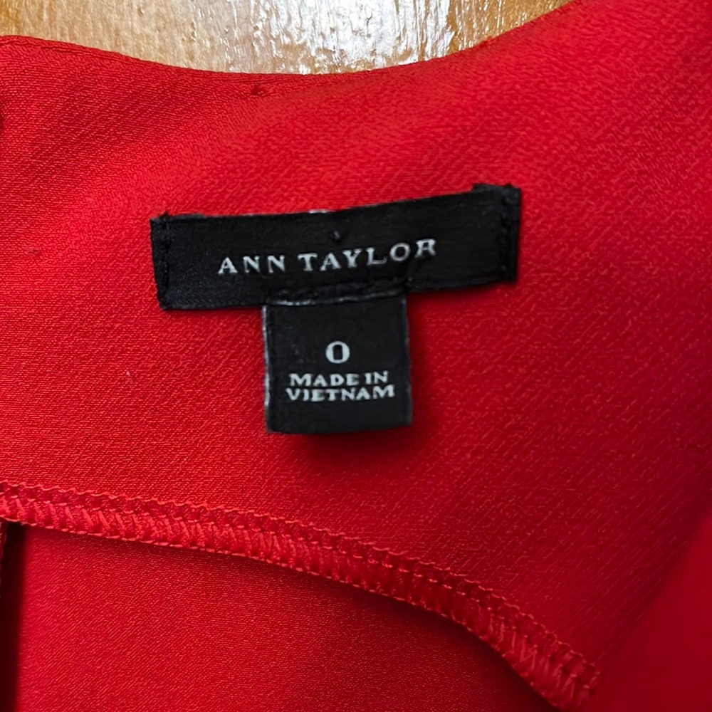 Ann Taylor sleeveless v neck dress - 0